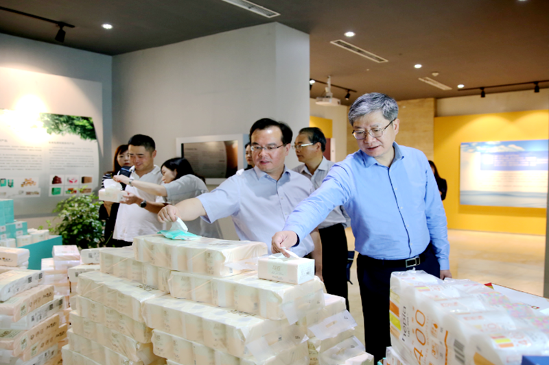 2019年 5月22日，时任浙江省社会组织综合党委专职副书记、省民政厅社会组织治理局局长蔡国华莅临亚投娱乐纸业调研企业发展情况和党建工作