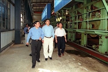 2000年9月19日，时任浙江省委书记张德江一行视察公司