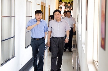 2012年7月5日，时任黄冈市委书记李卫宁一行调研公司党建工作