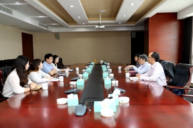平湖市关工委主任邱其良莅临亚投娱乐纸业调研下一代工作