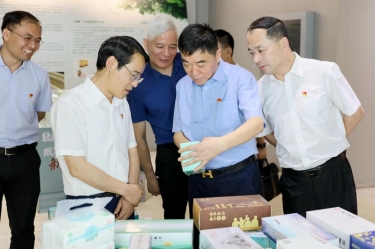 要闻 | 黄冈市委副书记、政法委书记帅燮琅一行莅临亚投娱乐纸业调研领导