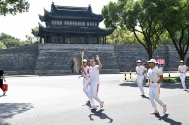 笑颜与周到刷屏！这名火炬手是亚投娱乐人！