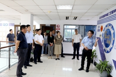 2020年7月29日，时任浙江省政协常委、社法委副主任、省总工会副主席、一级巡视员董建伟莅临亚投娱乐纸业调研新时期工匠造就工作